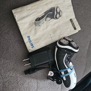 Philips Black and White Shaver with Charger